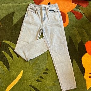 STRAIGHT LIGHTWASH JEANS SIZE 7